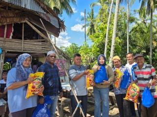 Anggota DPRD Kuansing Bagikan Bantuan Untuk Korban Angin Kencang